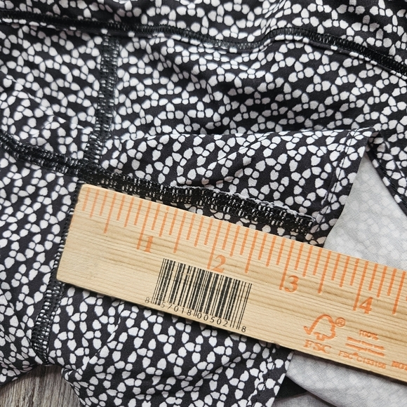 Lululemon Real Quick Short Size 4 Black and White Lined - Picture 9 of 10